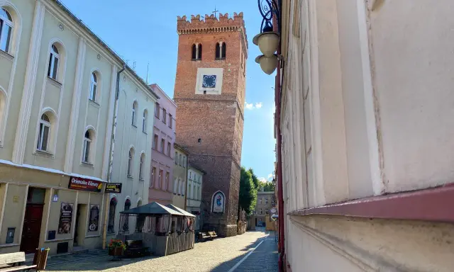 Wieża ciśnień i kolorowe kamienice tworzą urokliwy zakątek, który warto zobaczyć, odkrywając ząbkowice śląskie atrakcje.