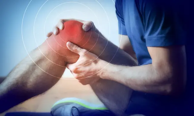 Ból kolana sportowca, który wymaga rehabilitacji sportowej. Czerwony obszar i kręgi wskazują na uraz.