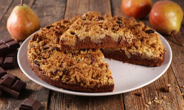 Gâteau au chocolat avec crumble aux pommes et poires, parfait pour une recette crumble pomme poire.