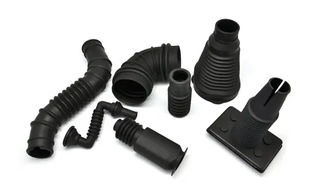 Diverses pièces en caoutchouc noir, dont un joint torique EPDM, des soufflets et des tuyaux flexibles, sur fond blanc.