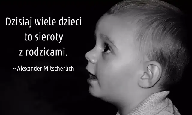 Czarno-białe zdjęcie profilowe dziecka z cytatem o sierotach.