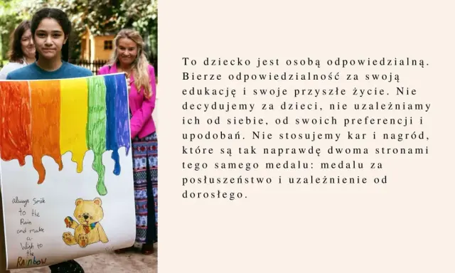 Dziewczynka z tęczowym rysunkiem i misiem. Cytaty Marii Montessori o odpowiedzialności dzieci.