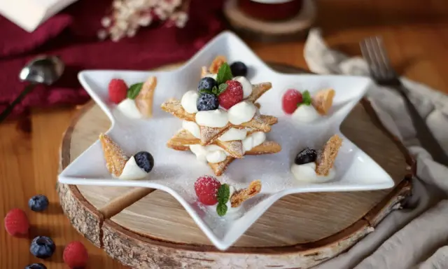Un dessert étoilé avec des fruits rouges et une crème aérienne, rappelant la douceur d'un namelaka chocolat.