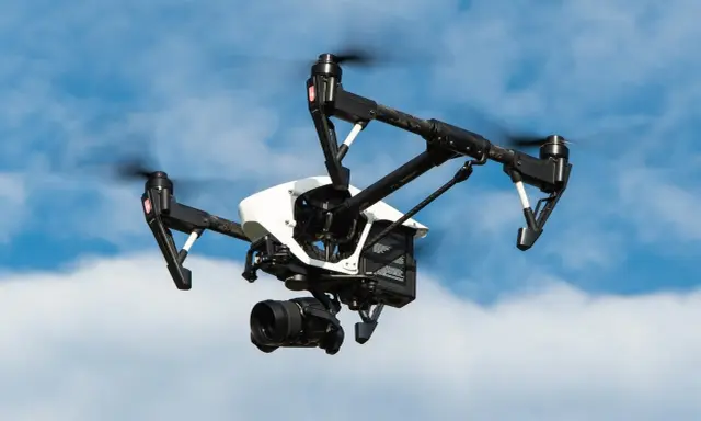 Drone in volo con telecamera. Per pilotarlo in certe situazioni, quando serve il patentino per il drone, è necessaria una licenza.