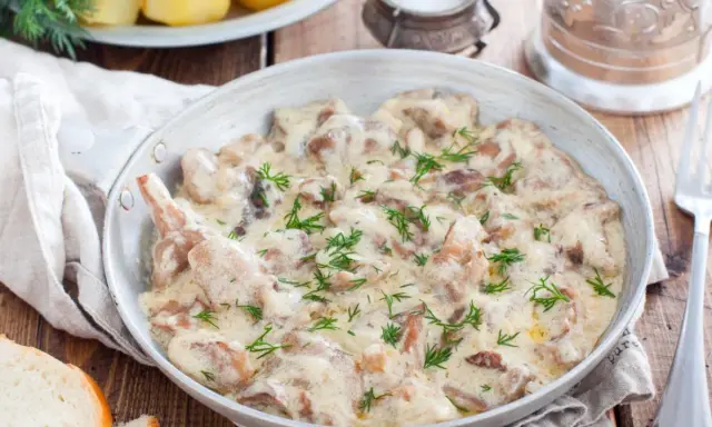 Grzyby w śmietanie z koperkiem, idealne z pieczywem. Zastanawiasz się, jakie przyprawy do grzybów w śmietanie? Koper to klasyka!
