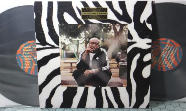 Płyta winylowa "Piñata" Freddie Gibbs & Madlib z charakterystycznym wzorem zebry. Na okładce zdjęcie rapera.