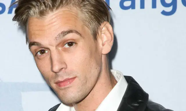 Aaron Carter, en gång en känd barnstjärna, blickar mot kameran.