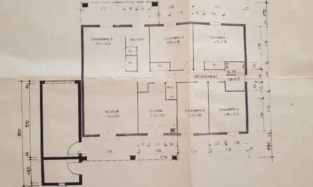 Plan maison Phénix 1980 : 3 chambres, séjour, cuisine, entrée, WC, salle de bain et dégagement.