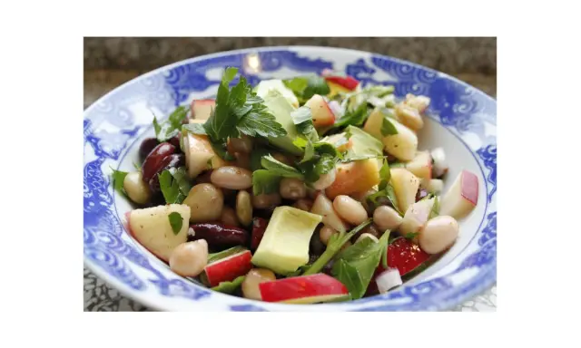 Insalata di Rinforzo: La Ricetta Napoletana Perfetta per Natale