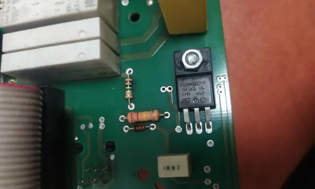 Sterownik tech: wysoka temperatura mosfet za duża. Widoczny układ scalony P1ONK6OZFP, rezystory i przekaźniki na zielonej płytce drukowanej.