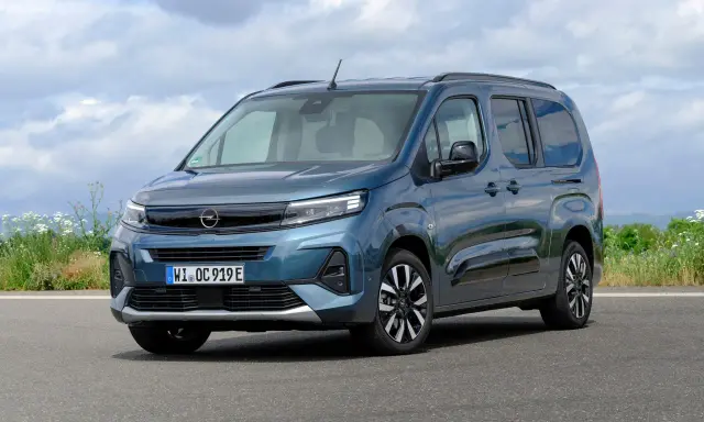 Opel Combo Life azul, ideal para familias. Conoce sus medidas y versatilidad.