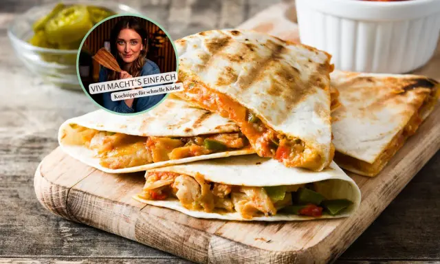Gefüllte Quesadillas auf einem Holzbrett, daneben eine Schüssel mit Salsa. Vivi zeigt gesunde Rezepte für schnelle Küche.