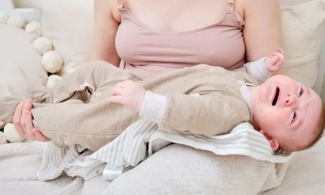 Verzweifelt weint das Baby, obwohl es Hunger hat. Die Mutter versucht, es zu beruhigen, doch das Baby verweigert die Brust.