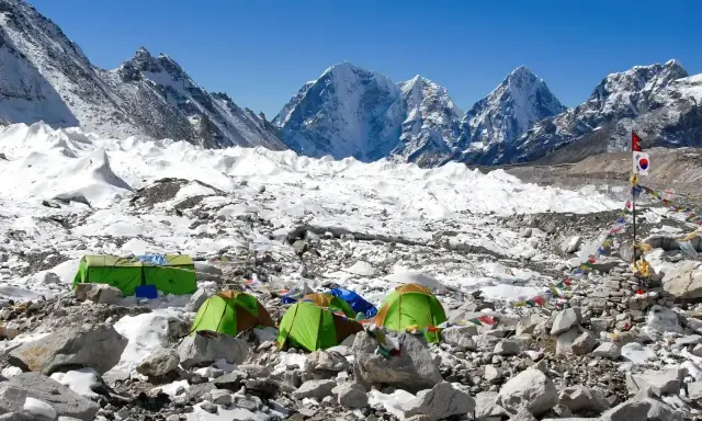 Namiotowe miasteczko na lodowcu, przygotowane do wspinaczki. Widok na majestatyczne góry, część trasy na Mount Everest.
