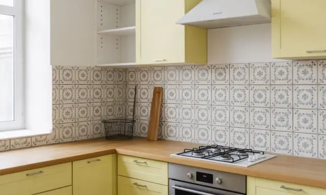 Stare płytki w kuchni? Odmień je bez kucia! 7 sprawdzonych metod