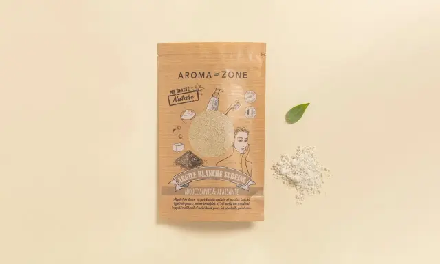 Confezione di argilla bianca Aroma-Zone, nota per le sue proprietà addolcenti e lenitive. Ideale per pelli sensibili.