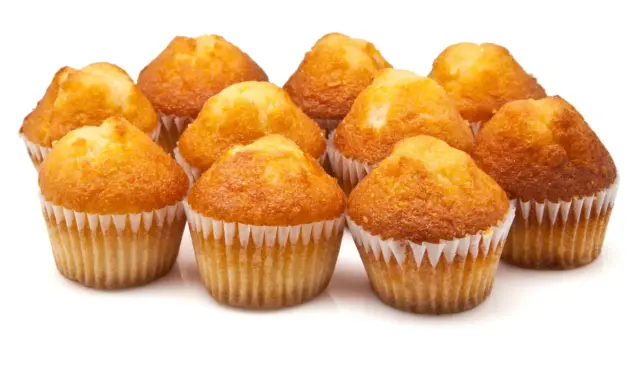 Un grupo de magdalenas doradas y esponjosas, perfectas para tu próxima receta magdalenas.