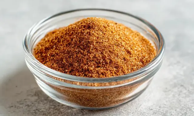 En skål med hemmagjord tacokrydda, perfekt för ditt nästa tacorecept.