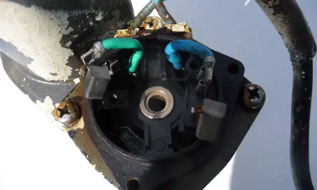 Composants électriques d'un moteur de trim de bateau, possiblement la cause d'un problème.