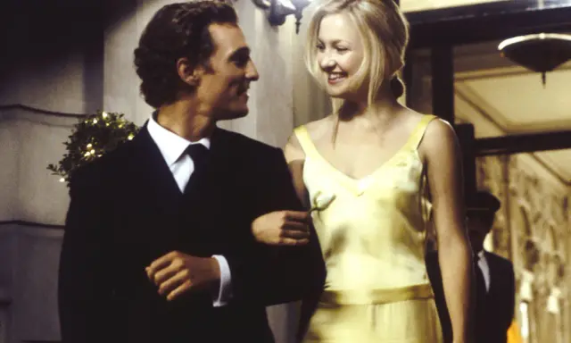 Coppia sorridente in abiti eleganti, un'atmosfera romantica che ricorda film simili ad After.