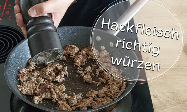 Hand würzt Hackfleisch in Pfanne. Die Frage "wieviel Salz auf ein Kilo Hackfleisch" wird hier visuell beantwortet: richtig würzen!