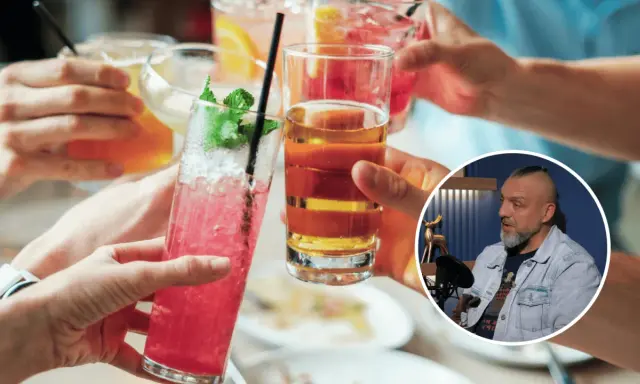 Ludzie wznoszą toasty kolorowymi drinkami. W tle mężczyzna dyskutuje, czy alkohol to narkotyk.
