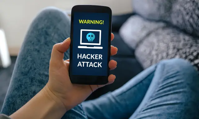 Ostrzeżenie na ekranie telefonu: "HACKER ATTACK". Dowiedz się, jak sprawdzić, czy telefon jest zhakowany, by uniknąć zagrożeń.