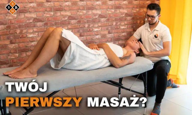 Mężczyzna wykonuje masaż głowy kobiecie leżącej na kozetce. To Twój pierwszy masaż?