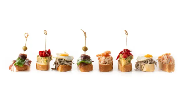 Variedad de pinchos para bares: con anchoa, pimientos, tortilla, gambas y huevo.