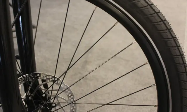 Szukasz odpowiedzi na pytanie: jakie opony do roweru górskiego na asfalt? Ten rower ma gładkie opony, idealne na twarde nawierzchnie.