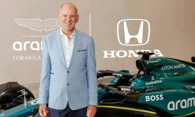 Hombre sonriente junto a un coche de Aston Martin y el logo de Honda, anticipando la colaboración Honda F1 2026.