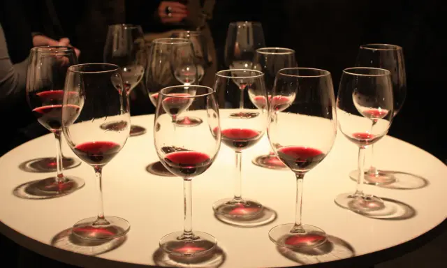 Copas de vino tinto listas para una degustación de vinos de Laguardia.