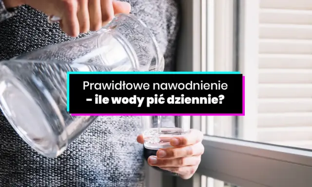 Ręce nalewają wodę do szklanki. Tekst: "Prawidłowe nawodnienie - ile wody pić dziennie?".