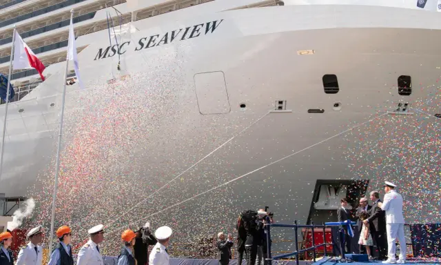 MSC Seaview, un gigante del mare, celebra il suo varo con una pioggia di coriandoli. L'altezza della nave è impressionante.