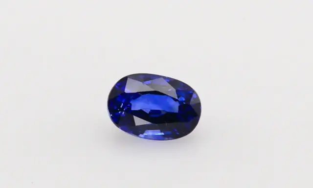 Zaffiro Ceylon, un blu intenso che evoca saggezza e serenità. Il suo significato è legato alla verità e alla lealtà.