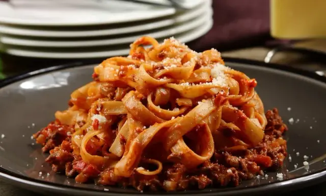 Spaghetti bolognese z winem: sekret mistrzowskiego smaku ragù?