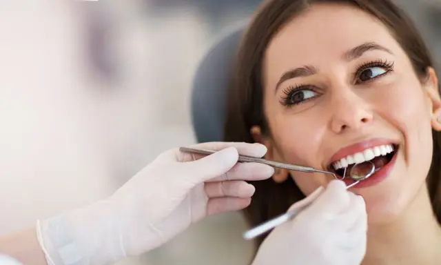 Z opryszczką do dentysty? Kiedy wizyta jest bezpieczna i dlaczego.