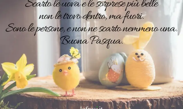 Dolce pulcino e coniglietto pasquale celebrano la vita. Le frasi di Pasqua ci ricordano che le vere sorprese sono le persone.