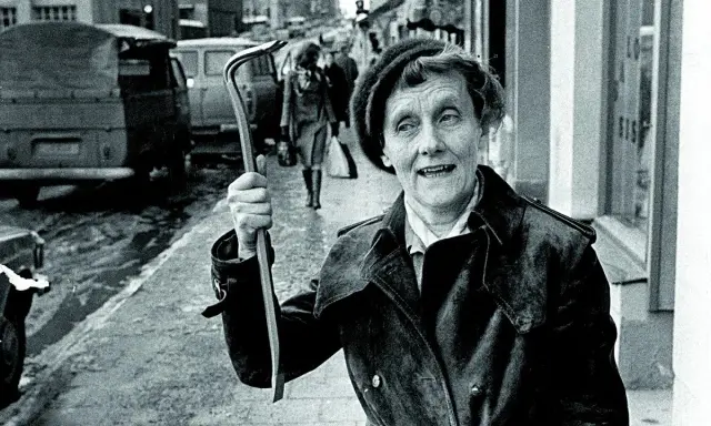 Uśmiechnięta kobieta z łomem w ręku, jakby gotowa do przygód rodem z powieści Astrid Lindgren.