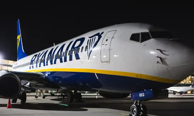 Samolot Ryanair gotowy do lotu z Wrocławia do Gdańska.