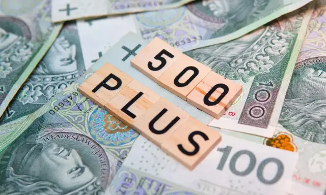 Litery układają się w napis "500 PLUS" na tle polskich banknotów. To symbol wsparcia finansowego, które może pomóc seniorom w codziennym życiu.