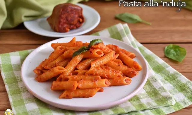 Piatto di penne al sugo rosso piccante, condite con nduja calabrese e basilico fresco.