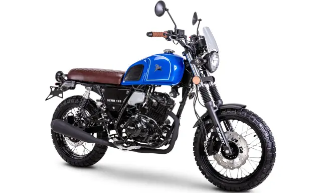 Niebieski motocykl Romet SCMB 125 w stylu scrambler, z brązowym siedzeniem i oponami terenowymi.