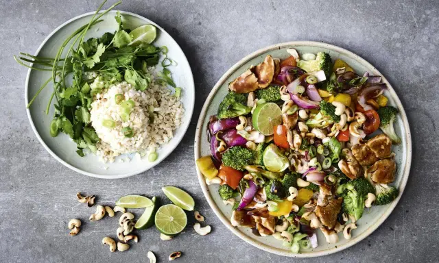 Enkel lunch med kyckling, grönsaker, cashewnötter och ris. Serveras med lime och koriander.