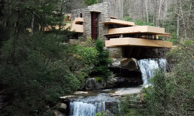 Fallingwater, capolavoro di Frank Lloyd Wright, si fonde con la natura, con cascate che scorrono sotto i suoi terrazzamenti.