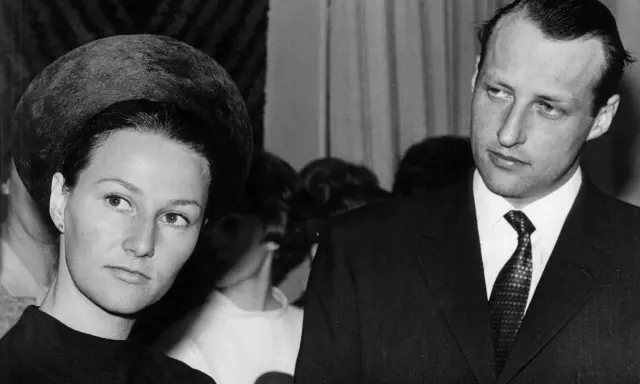 Królowa Sonja i król Harald V, przyszli władcy Norwegii, na oficjalnym spotkaniu.