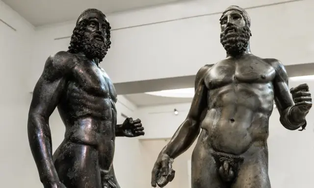 Bronzi di Riace, simbolo Calabria, guerrieri antichi che raccontano storie di forza e coraggio.
