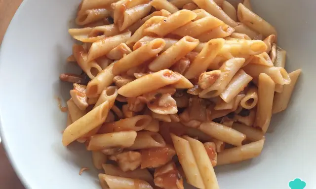 Macarrones con pollo en salsa roja, un plato casero y delicioso.