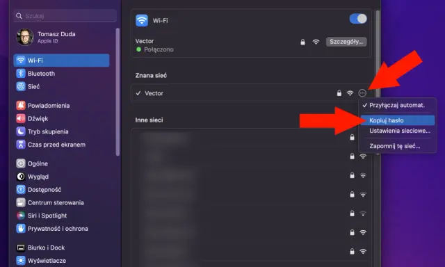 Ekran komputera z menu Wi-Fi, gdzie czerwona strzałka wskazuje opcję "Kopiuj hasło".