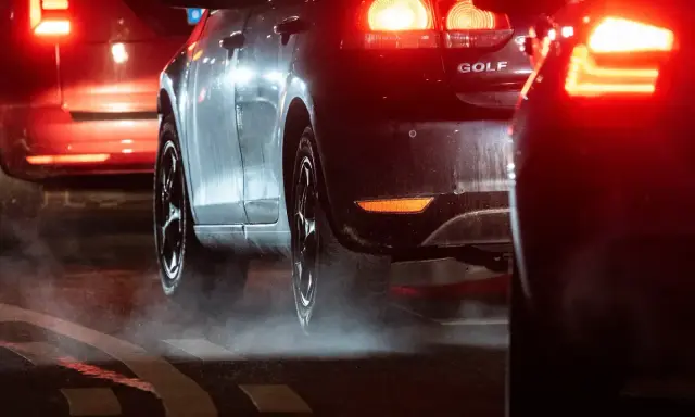 Autos im Stau, rote Rücklichter leuchten. Ein Golf-Modell. Vielleicht ein Vorgeschmack auf das China Verbrenner Verbot?